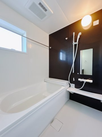 【新築戸建】第3高崎片岡の浴室|■浴室｜デザイン性に優れた浴室♪1日の疲れを癒す、ゆったりとしたバスタイムをぜひお過ごしください(*＾＾*)大きな窓付きで嬉しい♪