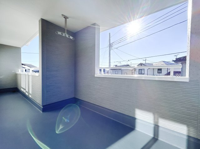 【新築戸建】第3高崎片岡のバルコニー|■バルコニー｜お布団がたくさん干せますね♪バルコニーから入る日差しは暖かく、爽快な朝の目覚めを促してくれます♪洗濯物やお布団を干して太陽の香りを吸い込んだお布団で夜はおやすみください。