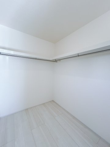 【新築戸建】第3高崎片岡の収納|■WIC｜お気に入りのお洋服もシワを作らずきれいに管理ができる夢のウォークインクローゼット！今お使いの収納ケースもスッポリそのまま収まる広さです♪