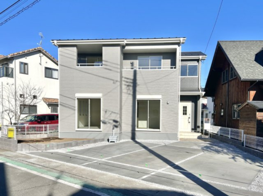 【新築戸建】第3高崎片岡の外観|■外観｜陽だまりのリビング、家事らくキッチンのお家、ついに完成！永く住むほどに愛着を深める、味わい豊かなデザインです。完成したばかりの新築を、一度ご覧になってみませんか？
