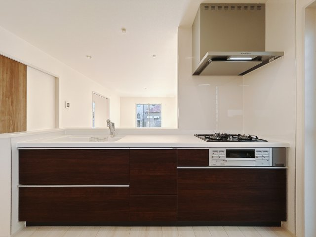 【新築戸建】第3高崎片岡のキッチン|■キッチン｜作業がはかどる広々カウンタースペース。会話がはずむ「オープンキッチン」なので家族とのコミュニケーションも活発になります。