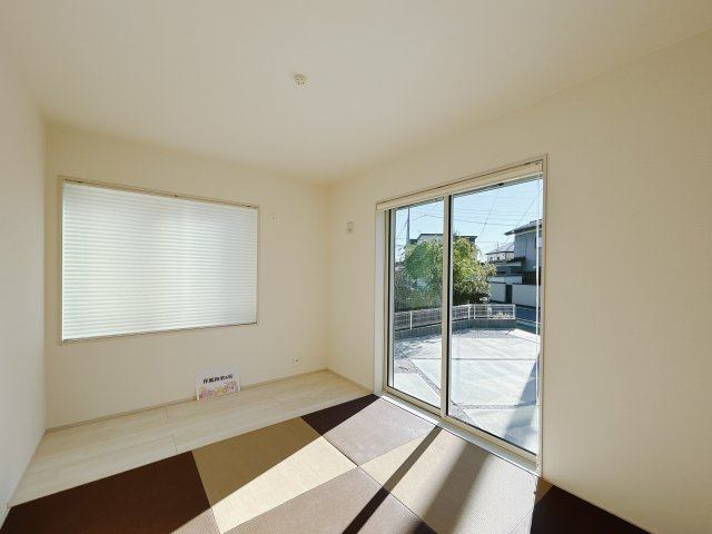 【新築戸建】第3高崎片岡の和室|■1階和室｜和室を書斎にしたり、冬にはコタツを敷いて家族みんなで年越しをするのもいいですね。家族みんなのお気に入りの空間になります♪