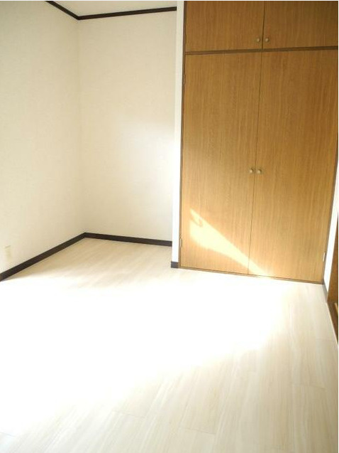 コスモ南太田の居間・リビング|たっぷり収納