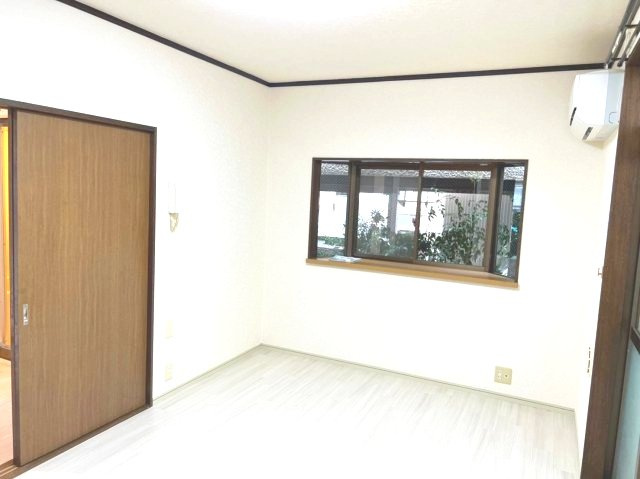 コスモ南太田の居間・リビング|出窓あり明るい2面採光