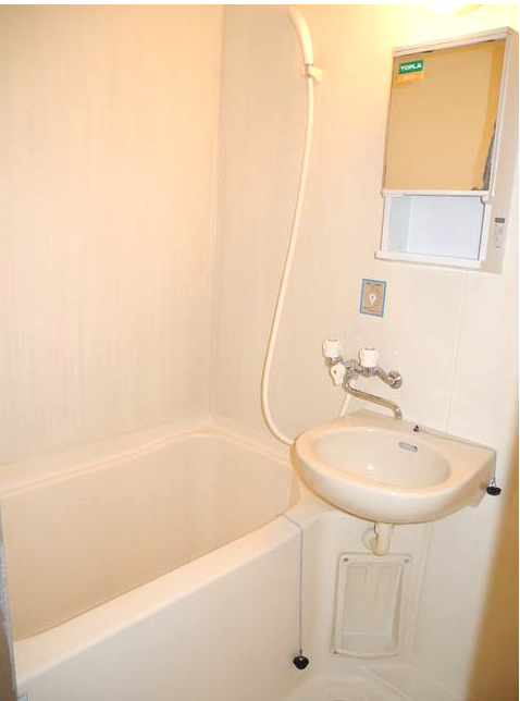 コスモ南太田の浴室|コンパクトなバス・洗面