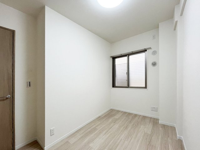 藤和三条山ノ内ホームズの洋室|約4.5帖の洋室です。リビングと一体として利用することも可能です。