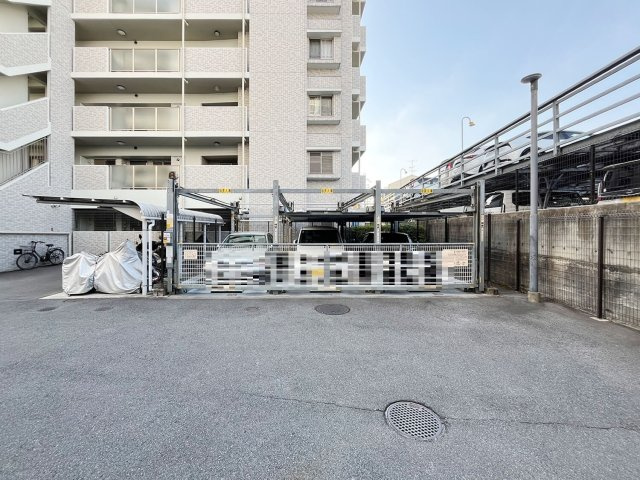 藤和三条山ノ内ホームズの駐車場|敷地内駐車場です。バイク置き場もございます。