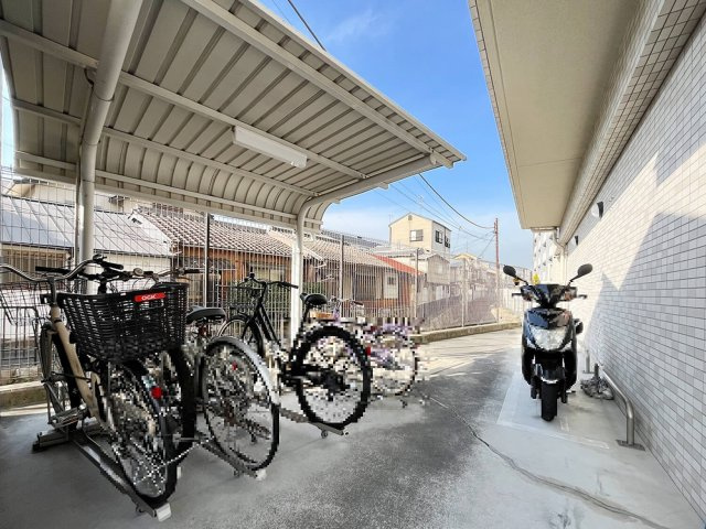 藤和三条山ノ内ホームズの駐輪場|敷地内の駐輪場です。