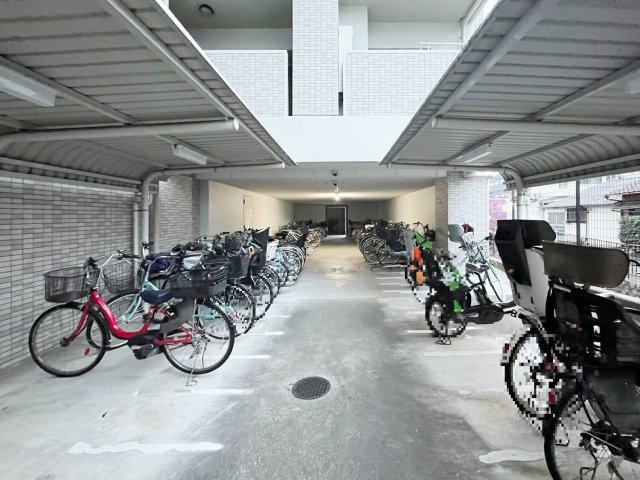 藤和三条山ノ内ホームズの駐輪場|敷地内の駐輪場です。