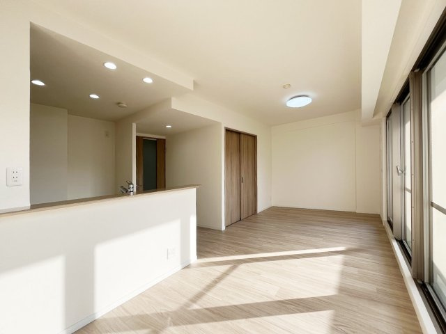 藤和三条山ノ内ホームズの居間・リビング|ご家族がゆったりとくつろげる約11.5帖のリビング・ダイニングです。