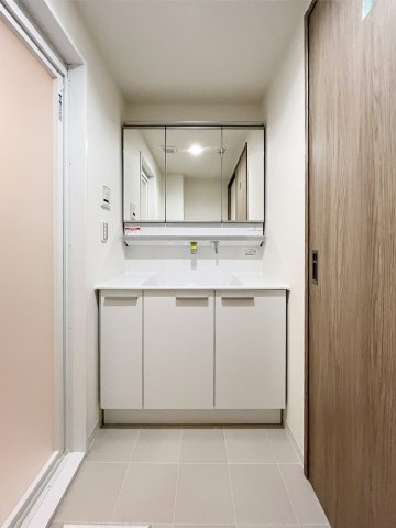 藤和三条山ノ内ホームズの独立洗面台|三面鏡の独立洗面台です。