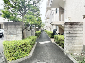 【エントランス】 | マンションの正面エントランス。出入りする人間を癒してくれるマンション入り口であり、その建物の「顔」でもあります。～即日のご見学可能～　お問合せはお気軽にどうぞ。