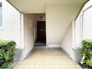 【エントランス】 | お客様を、そして住人を出迎えてくれるマンションのエントランス。ゴミが落ちていないことからも、管理状態の良さや住民の節度の高さが見て取れます。～即日のご見学可能～　お問合せはお気軽にどうぞ。