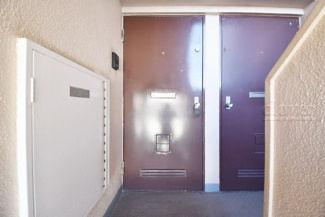 【その他共用部分】 | 皆様をお迎えする、お部屋の玄関ドア。開けやすさや開放角度、ドアノブの操作しやすさや鍵の形状などを、現地で一度ご確認ください。～即日のご見学可能～　お問合せはお気軽にどうぞ。