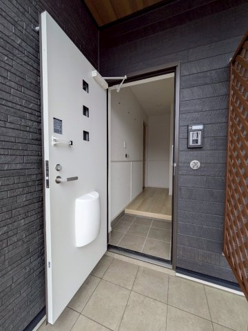 【玄関】 | ※同タイプの写真となります。