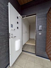 【玄関】 | ※同タイプの写真となります。