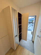 【玄関】 | ※同タイプの写真となります。