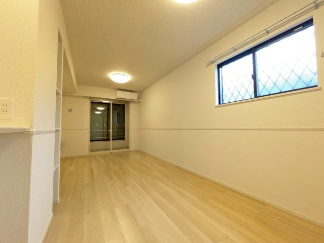 【居間・リビング】 | ※同タイプの写真となります。