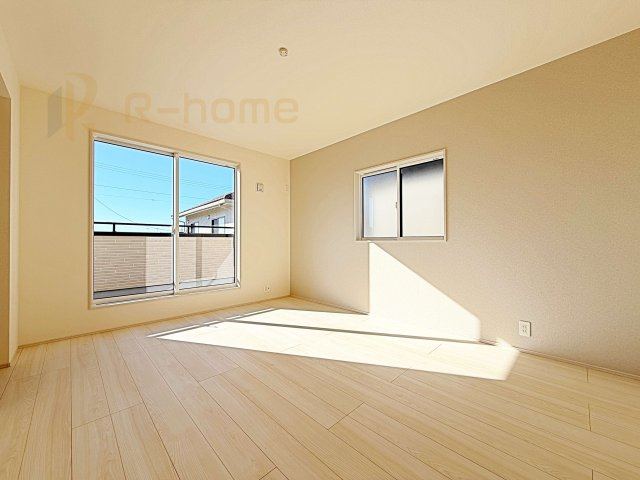 水戸市千波町4期　新築戸建て　2号棟の洋室|2面窓の風通しの良い洋室です♪差し込む暖かな陽当たりで、室内がくつろげる空間に早変わりです♪