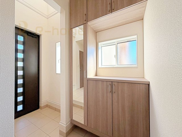 水戸市千波町4期　新築戸建て　2号棟の玄関|気持ちよくご家族やゲストを送迎できる穏やかな雰囲気の玄関♪大きな下駄箱で玄関廻りスッキリ♪