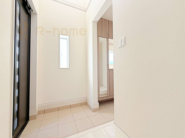 水戸市千波町4期　新築戸建て　2号棟の玄関|ベビーカーなどもスッキリ収納できる土間収納付き！