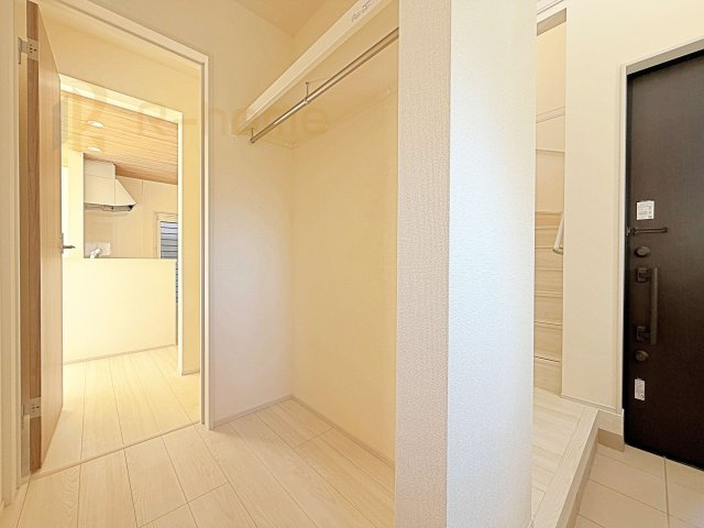 水戸市千波町4期　新築戸建て　2号棟の収納|収納便利なファミリークローク！パントリーと土間収納を繋ぐ便利な収納スペース♪