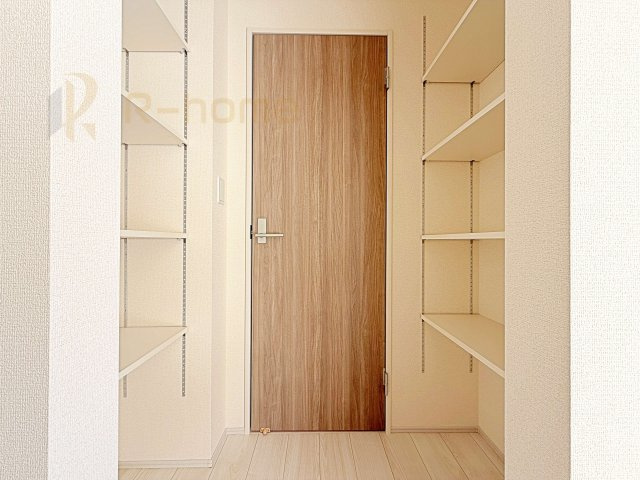 水戸市千波町4期　新築戸建て　2号棟の収納|キッチンにはパントリーを設置！キッチン回りの整理整頓の悩みも解決♪