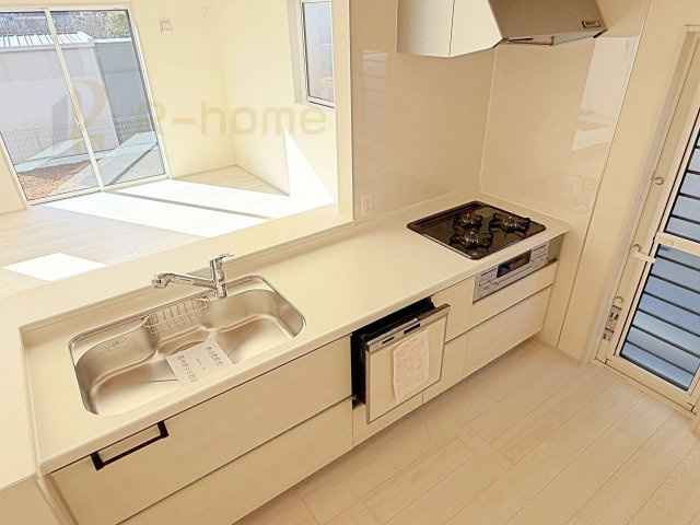 水戸市千波町4期　新築戸建て　2号棟のキッチン|料理をしながら家族とコミュニケーションが取れる対面式システムキッチン。便利なビルトイン食洗機付き！