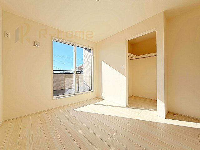 水戸市千波町4期　新築戸建て　2号棟の洋室|収納便利なウォークインクローゼット付きの洋室♪
明るく風通しの良いお部屋です♪
