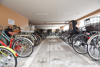 【駐車場】 | バイク置き場。空き区画の有無や駐輪料金、サイズおよび排気量規定などについては、改めてお問い合わせください。～即日のご見学可能～　お問合せはお気軽にどうぞ。
