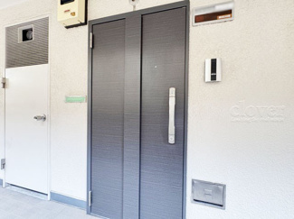 【その他共用部分】 | 皆様をお迎えする、お部屋の玄関ドア。開けやすさや開放角度、ドアノブの操作しやすさや鍵の形状などを、現地で一度ご確認ください。～即日のご見学可能～　お問合せはお気軽にどうぞ。