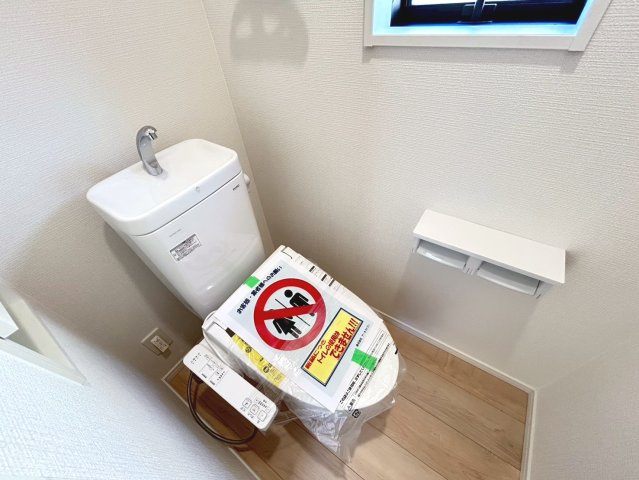 クワイエ　丹羽郡扶桑町南山名第4　全2区画分譲の独立洗面台|床材に受ける様々な傷や、温度・湿度変化による、クラックの発生を大幅に抑える特殊加工を施工済みです。
水栓はリフトアップできて両手が使えます。またハンドシャワーでも使えます。