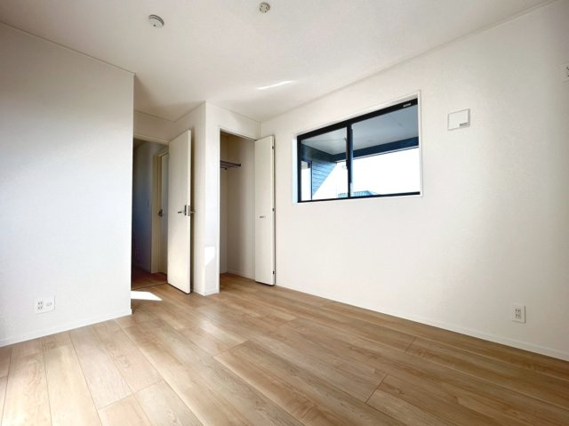 クワイエ　丹羽郡扶桑町南山名第4　全2区画分譲の寝室|全居室にたっぷり収納できる大型収納を設置。窓ガラスは、断熱性能や結露防止効果の高いペアガラスを採用！
高い断熱性と共にガラス面の結露対策にも効果を発揮し湿気によるカビの発生を抑止します。