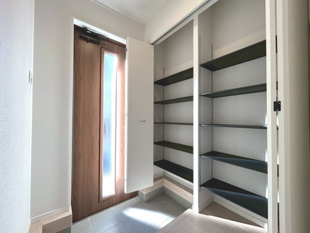 クワイエ　丹羽郡扶桑町南山名第4　全2区画分譲の玄関|玄関ドアの取手ハンドル部分にセンサーがついて、カードタイプ・シールタイプのキーで施錠が可能で便利です。
お買い物の荷物で手が塞がっていても、楽々開錠できます。毎日の外出前の時間も短縮されて快適です！