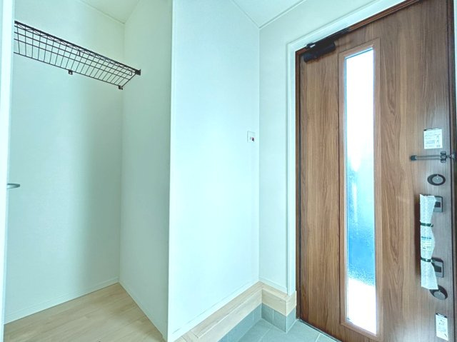 クワイエ　丹羽郡扶桑町南山名第4　全2区画分譲の玄関|大容量のシューズ収納付きで玄関周りもすっきり！玄関ドアからの光が玄関ホールを明るくしてくれます。