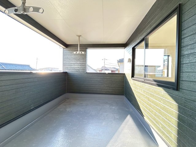 クワイエ　丹羽郡扶桑町南山名第4　全2区画分譲のバルコニー|バルコニーは南向きで洗濯物もよく乾きます！強度と表面積硬度を持つFPRで防水しています。