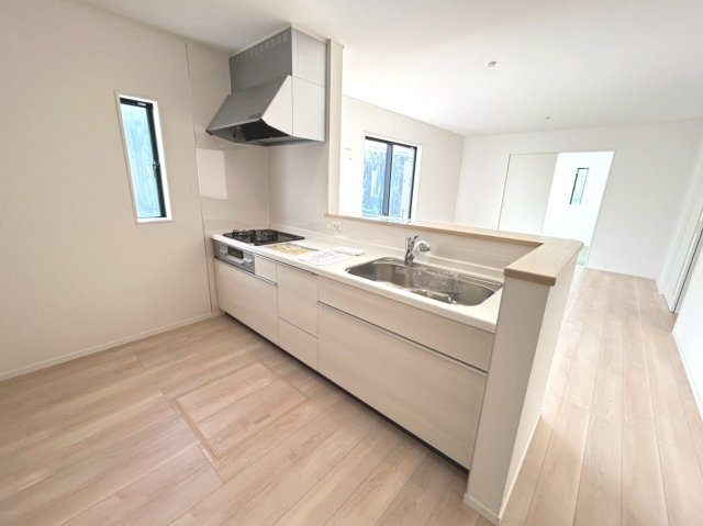 クワイエ　丹羽郡扶桑町南山名第4　全2区画分譲の居間・リビング|フローリング材は木目調でナチュラルな美しさ。様々な傷やクラックの発生を大幅に抑える特殊加工済みです。
床材に受ける様々な傷や、温度・湿度変化によるクラックの発生を大幅に抑える特殊加工を施工済み。