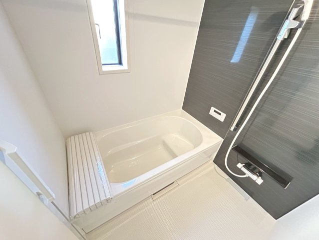 クワイエ　丹羽郡扶桑町南山名第4　全2区画分譲のキッチン|お手入れがラクなステンレスをワークスペース部分トップに使用した、機能的で美しいシステムキッチンです。
浄水器組込み水栓でシンクまわりがスッキリ広々お使いいただけます。フラットな造りでお掃除も楽々です。