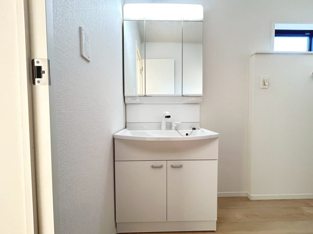 クワイエ　丹羽郡扶桑町南山名第4　全2区画分譲の浴室|保温浴槽使用で４時間たっても浴槽の湯温低下はわずか約2.5度の省エネ仕様です。【暖房換気乾燥機】付き！
サイドブロー機能を備えた省エネ衣類乾燥機です。窓付きの明るく清潔な空間でゆったりバスタイムを！