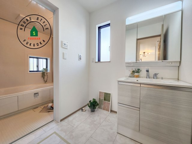 福岡市西区泉3丁目第1-2棟(B号棟)のトイレ|ゆとりの洗面スペースで朝の身支度もスムーズに。暮らしを快適に変えるシャワー付洗面台です！