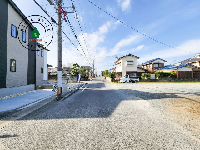 福岡市西区泉3丁目第1-2棟(B号棟)の前面道路含む現地写真|前面道路は閑静な住宅地をはしる車通りの少ない道路。お車の出し入れが苦手なママや小さなお子様にも安心ですね。しっかり舗装もされているので、ベビーカーや自転車で通っても快適に通行できます。