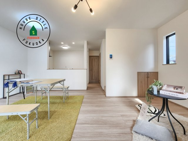 福岡市西区泉3丁目第1-2棟(B号棟)の居間・リビング|キッチンからリビングをしっかり確認できます。家族の笑顔があふれる空間になりそうですね。同社