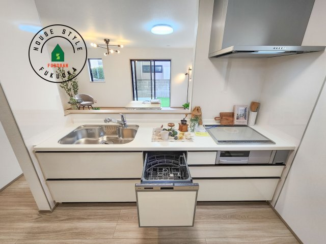 福岡市西区泉3丁目第1-2棟(B号棟)のキッチン|ご家族を近くに感じられる対面キッチンのLDK。会話もはずみそうですね。