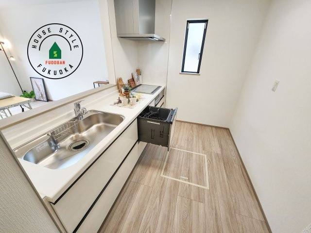 福岡市西区泉3丁目第1-2棟(B号棟)の内観：施工例|ダイニングテーブルへの配膳がラクラク、お料理はかどるカウンター付きシステムキッチン！