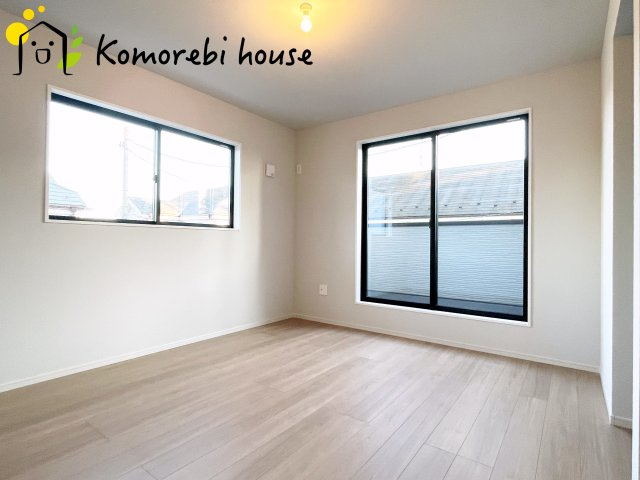 さいたま市西区内野本郷　7期　新築一戸建て　リガーレ　01の寝室|開放的な寝室です