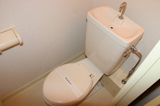 レオパレスシプレのトイレ|清潔感のあるトイレです