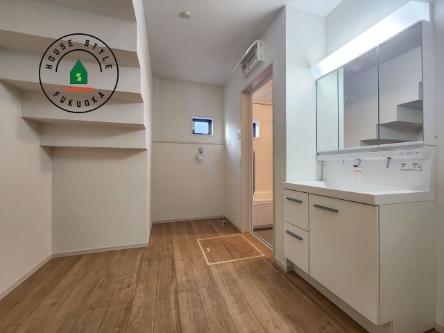 福岡市東区香椎第3-2棟（1号棟）　の内観：施工例|ゆとりの洗面スペースで朝の身支度もスムーズに。暮らしを快適に変えるシャワー付洗面台です！