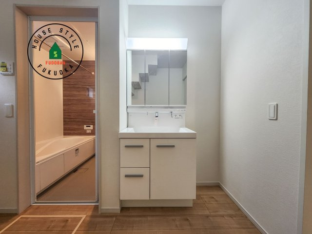 福岡市東区香椎第3-2棟（1号棟）　の内観：施工例|毎日使うものだから清潔な空間を保ちたい水回り。洗面にはそんな願いを解消させてくれる収納アイデアが満載です。三面鏡の裏側にはキャビネットが現れ小物から背の高い物まで収納できます。