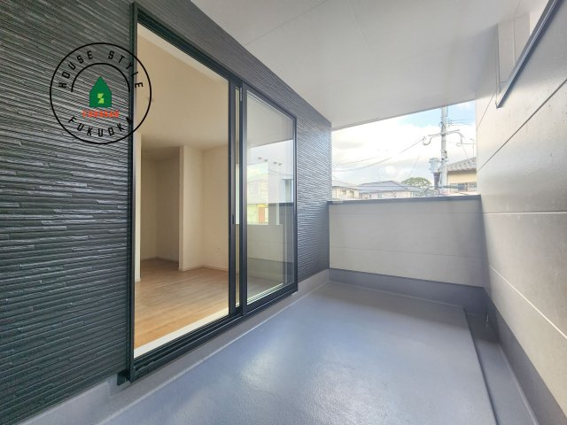 福岡市東区香椎2丁目第3-2棟（1号棟）　のバルコニー|お洗濯にも便利なバルコニー付き将来的にウッドデッキなど施工して、素敵なバルコニースペースを活用できます。