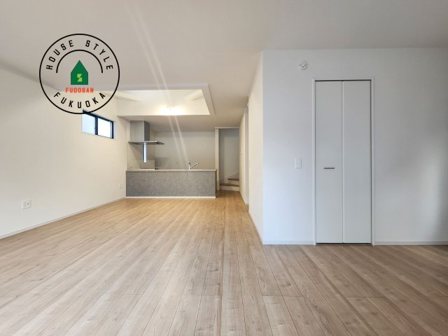 福岡市東区香椎第3-2棟（1号棟）　の内観：施工例|キッチンからリビングをしっかり確認できます。家族の笑顔があふれる空間になりそうですね。